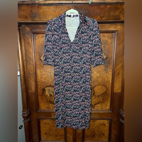 Diane Von Furstenberg Dresses & Skirts - EUC Diane Von Furstenberg - 100% Silk Dress. Size 8